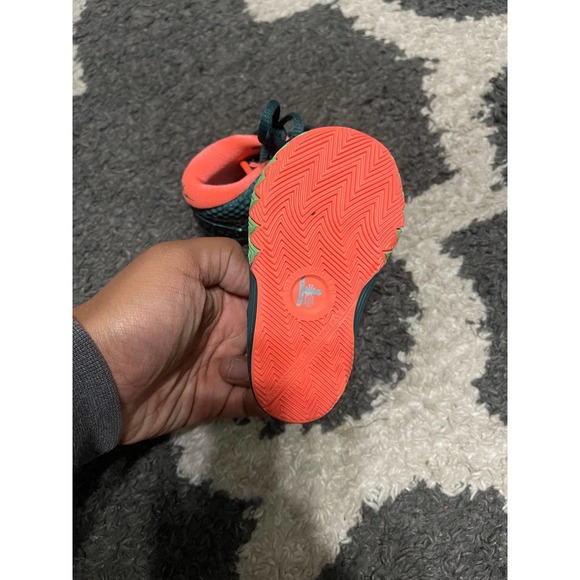 Nike Kyrie Flytrap Shoes - Picture 3 of 6